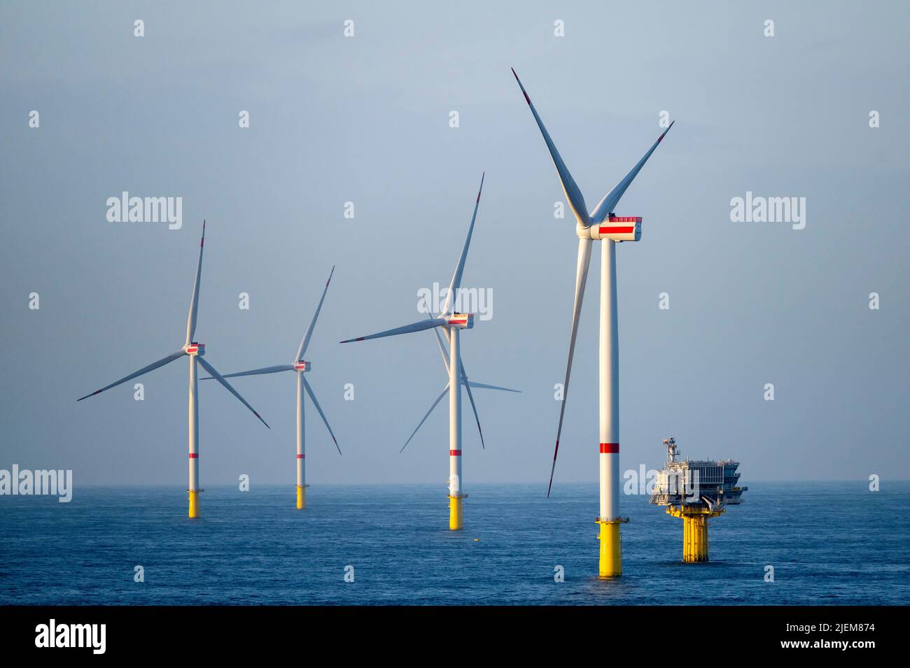 Aerogeneradores en un parque eólico marino frente a la costa de Ámsterdam. Foto de stock