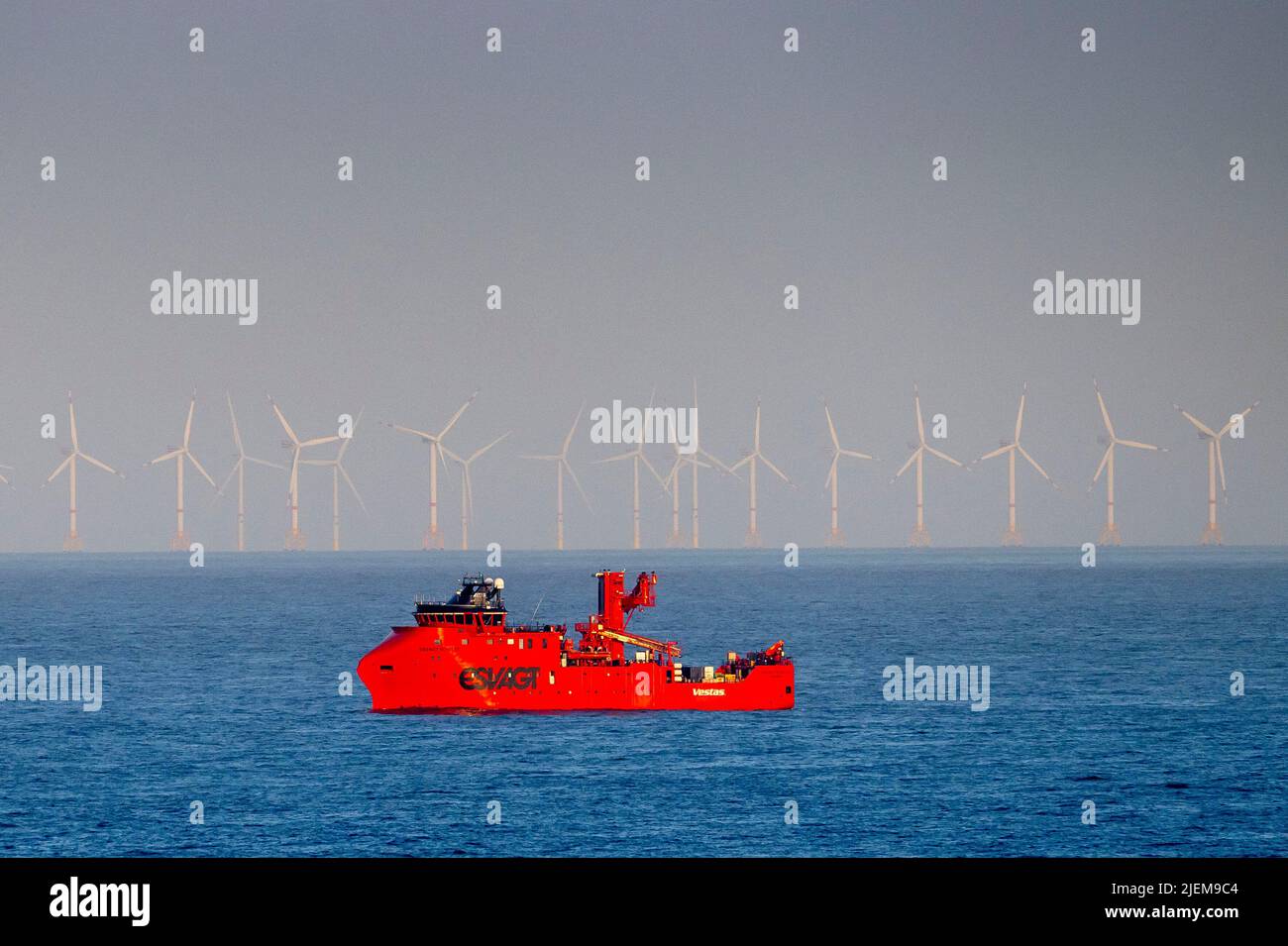 Aerogeneradores en un parque eólico marino frente a la costa de Ámsterdam. Foto de stock