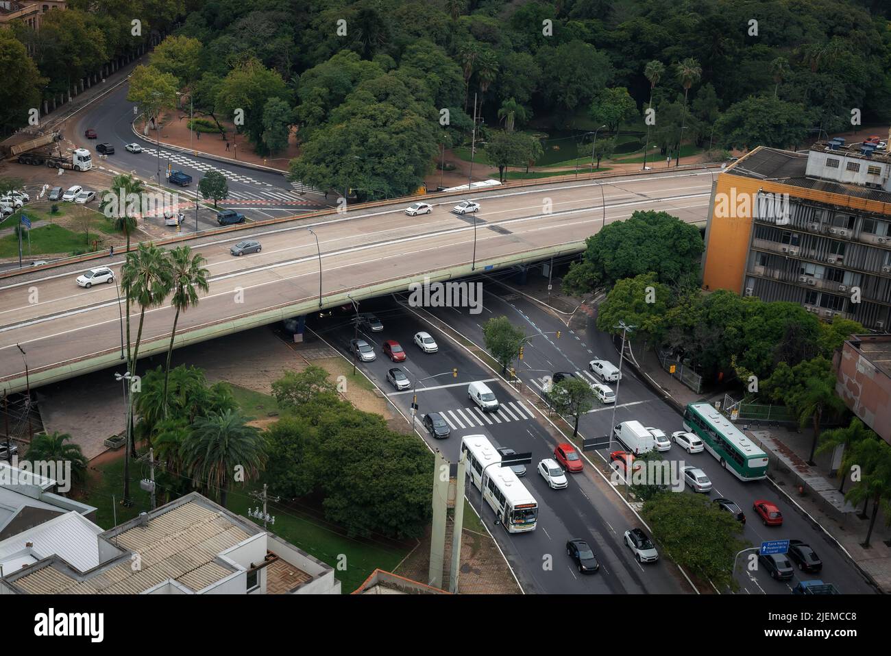 Viaducto de Imperatriz Leopoldina y Avenida Joao Pessoa - Porto Alegre, Rio Grande do Sul, Brasil Foto de stock