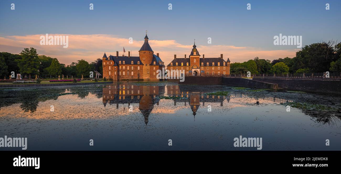 En Alemania, cerca de la frontera holandesa se encuentra el castillo de Anholt, uno de los pocos castillos privados de Renania del Norte-Westfalia. Aparece primero Foto de stock