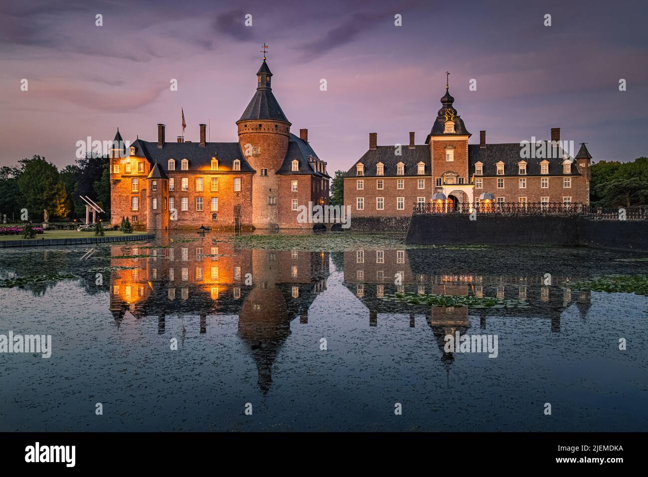 En Alemania, cerca de la frontera holandesa se encuentra el castillo de Anholt, uno de los pocos castillos privados de Renania del Norte-Westfalia. Aparece primero Foto de stock