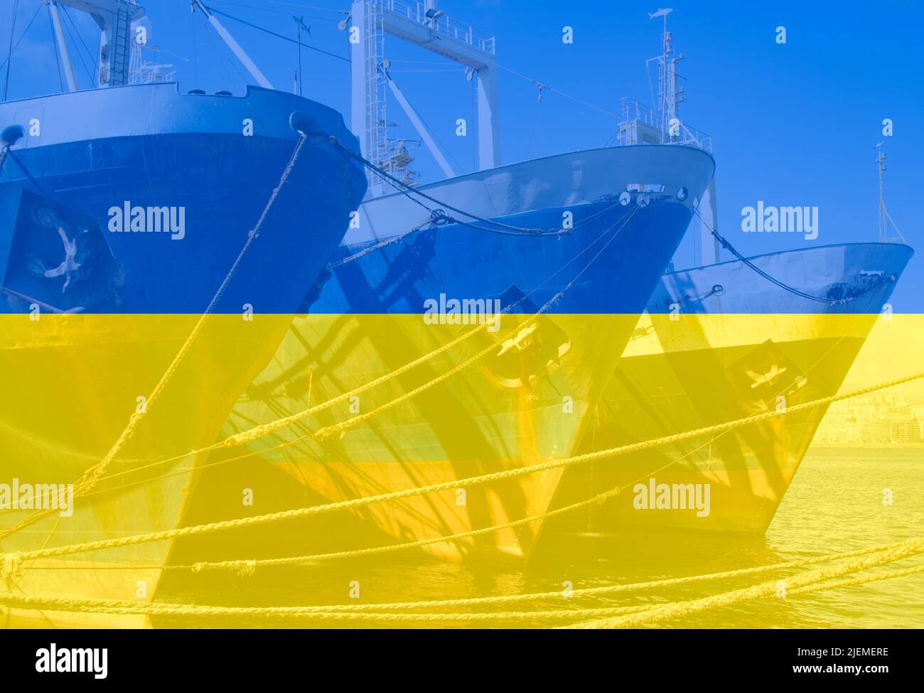 Los buques en puerto con bandera de Ucrania se superpusieron. Rusia Ucrania guerra conflicto, trigo, precios de los alimentos, escasez mundial, grano, bloqueo Foto de stock