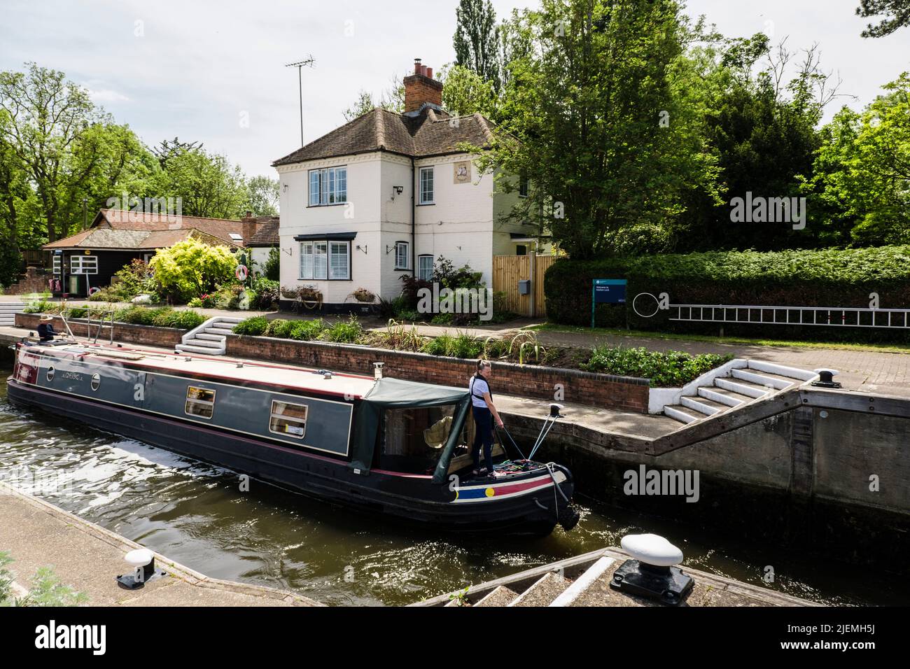 Narrowboat en Marlow bloqueo en el río Támesis. Marlow, Buckinghamshire, Inglaterra, Reino Unido, Gran Bretaña Foto de stock
