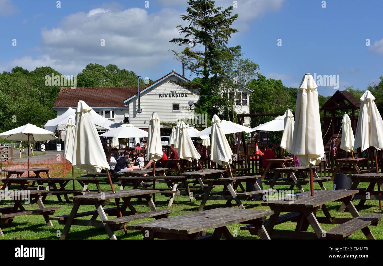 Algunos de los asientos al aire libre del Riverside Inn y el restaurante de River Avon, Saltford, Reino Unido Foto de stock