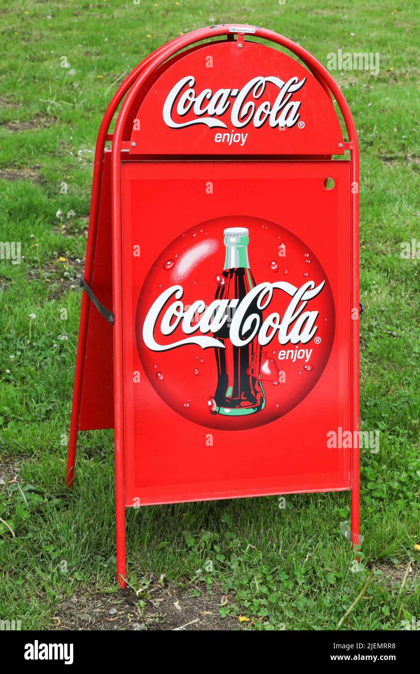 Randers, Dinamarca - 21 de mayo de 2022: Publicidad Coca-Cola. Coca-Cola es un refresco carbonatado. Es producido por The Coca-Cola Company de Atlanta, EE.UU Foto de stock