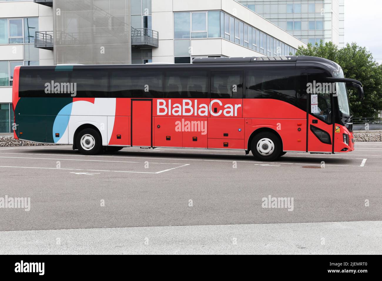 Colombier-Saugnieu, Francia - 2 de agosto de 2021: BblaBlaCar Bus, anteriormente BlaBus es una red de líneas de autocares de larga distancia en Francia y Europa Foto de stock