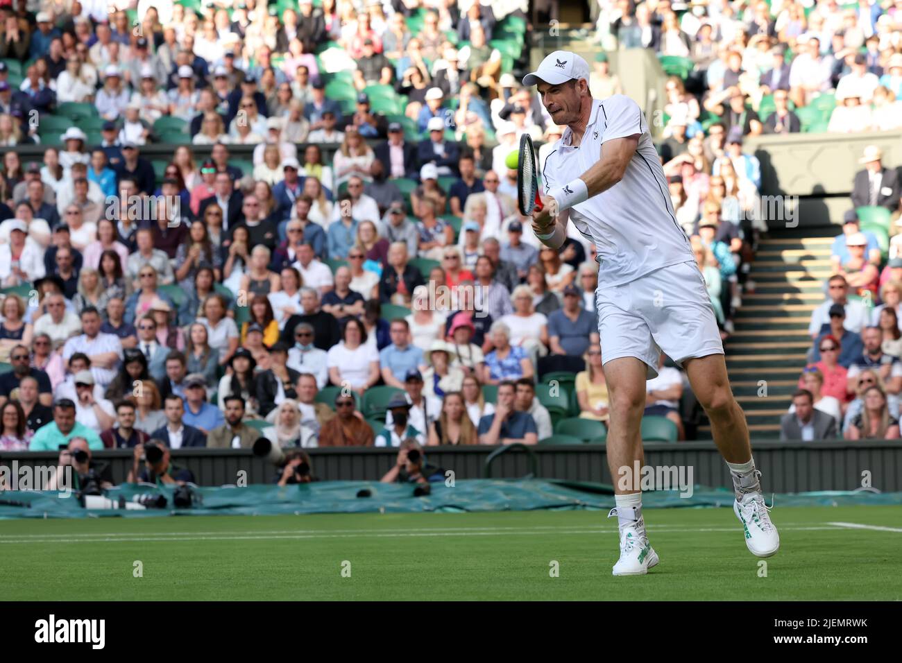 Wimbledon, Reino Unido, 27th de junio de 2022, All England Lawn Tennis and  Croquet Club, Londres, Inglaterra; torneo de tenis de Wimbledon; Andy  Murray juega un revés con James Duckworth en los