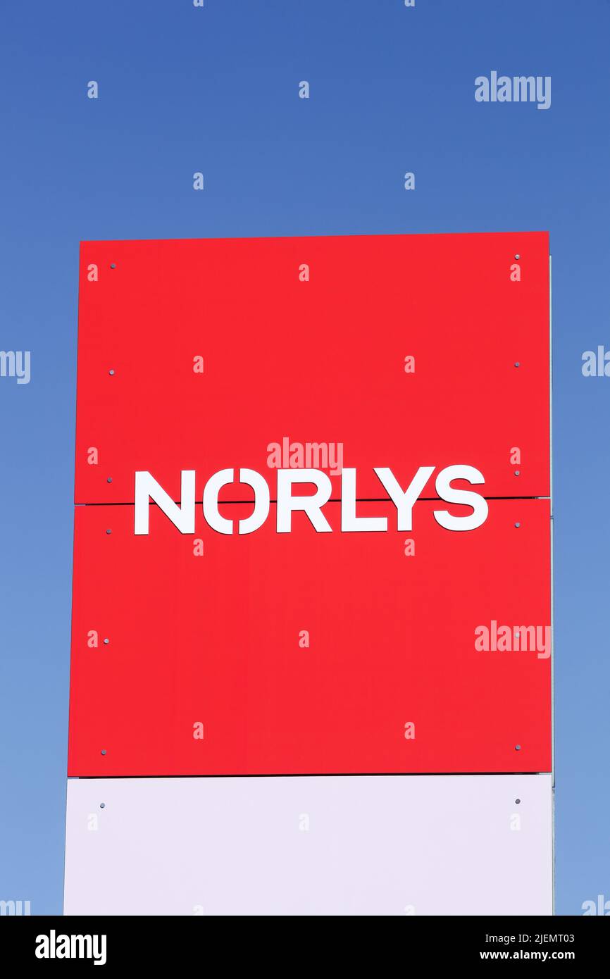 Holme, Dinamarca - 17 de abril de 20122: Logotipo de Norlys en un panel. Norlys es el mayor grupo integrado de telecomunicaciones y energía de Dinamarca Foto de stock