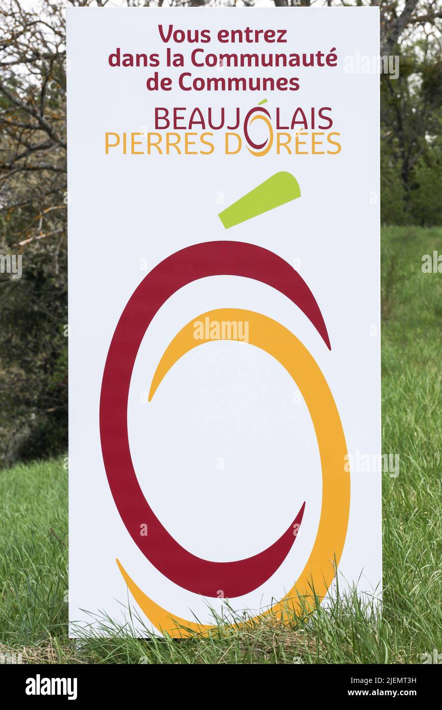 Pouilly-le-Monial, Francia - 9 de abril de 2022: Cartel de la comunidad de las comunas Pierres Dorées en Beaujolais, Francia Foto de stock