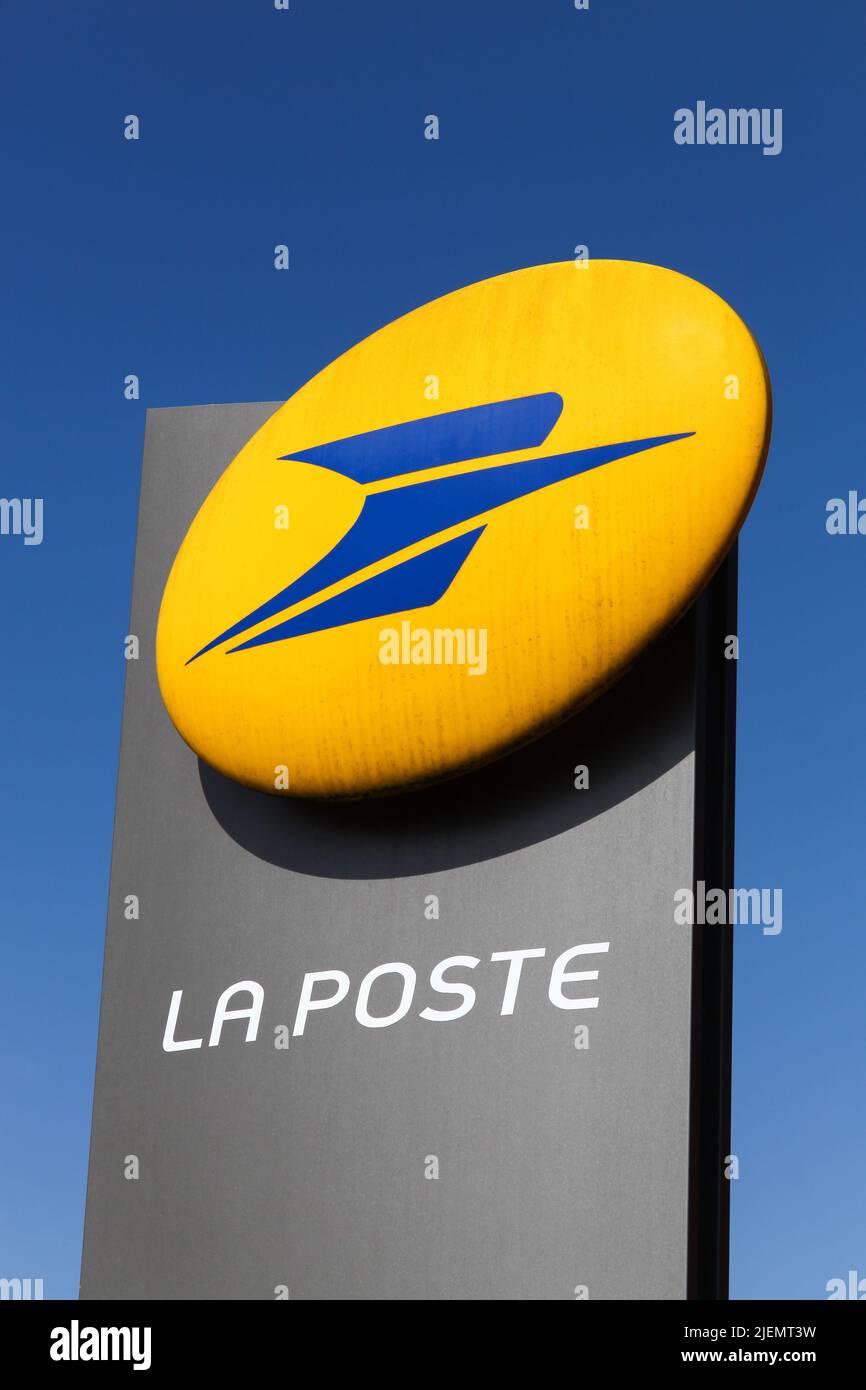 Belleville, Francia - 15 de marzo de 2020: La Poste es una empresa de servicios postales en Francia, que opera en la zona metropolitana de Francia Foto de stock