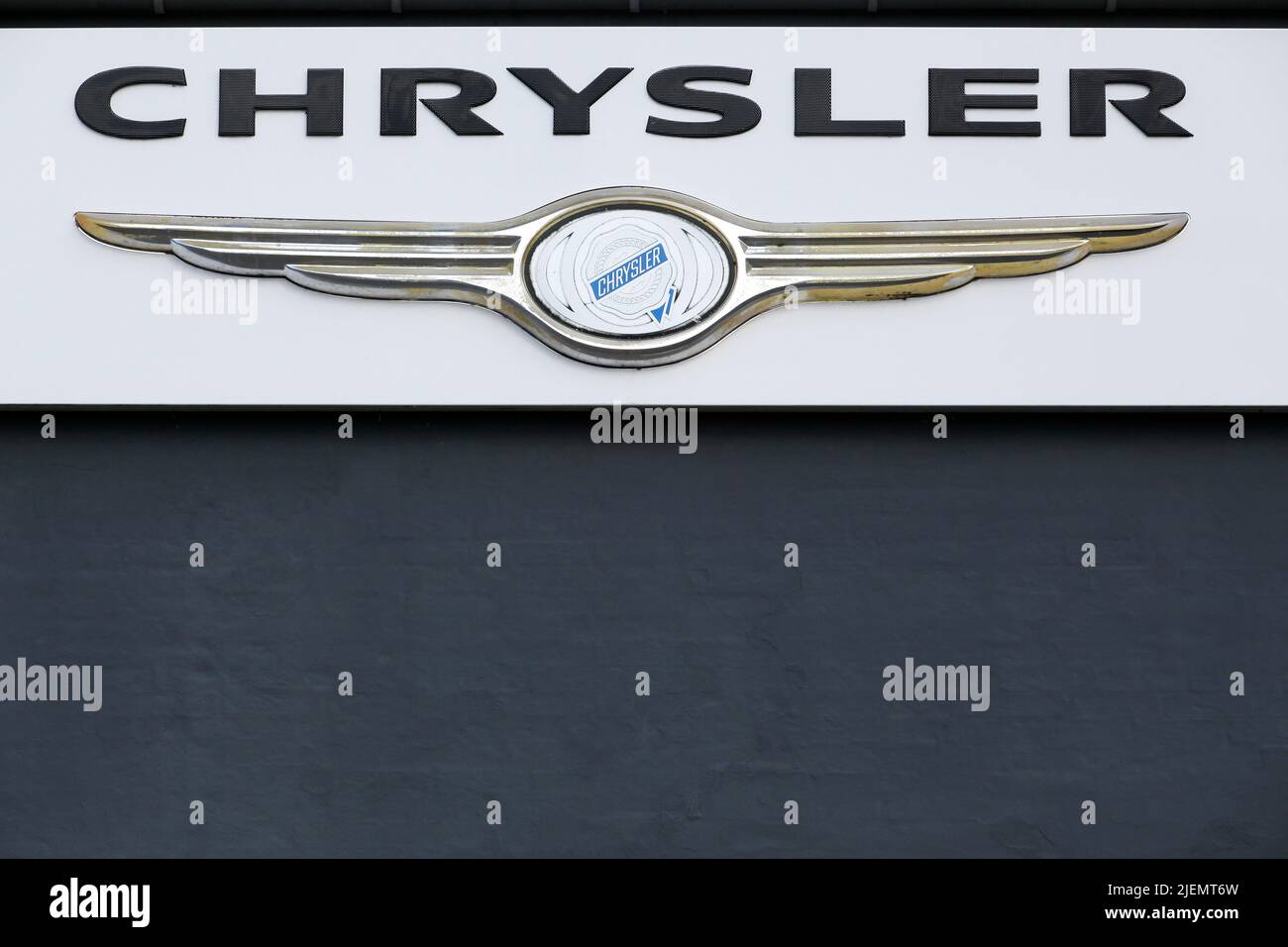 Aalborg, Dinamarca - 21 de mayo de 2022: Logotipo de Chrysler en una pared. Chrysler es un fabricante de automóviles estadounidense Foto de stock