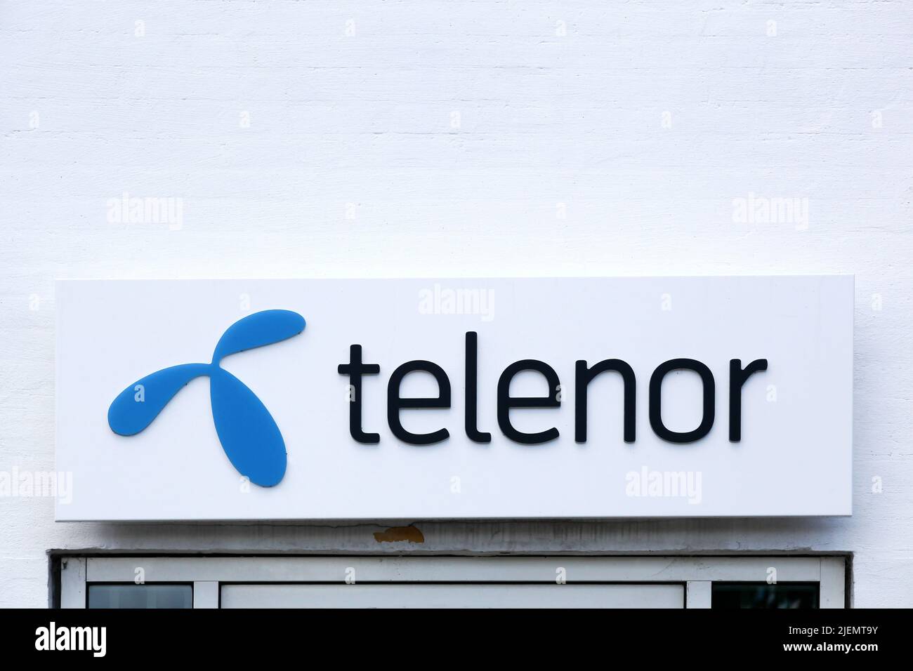 Aalborg, Dinamarca - 21 de mayo de 2022: Telenor es una multinacional noruega. Es una de las empresas de telecomunicaciones móviles más grandes del mundo Foto de stock