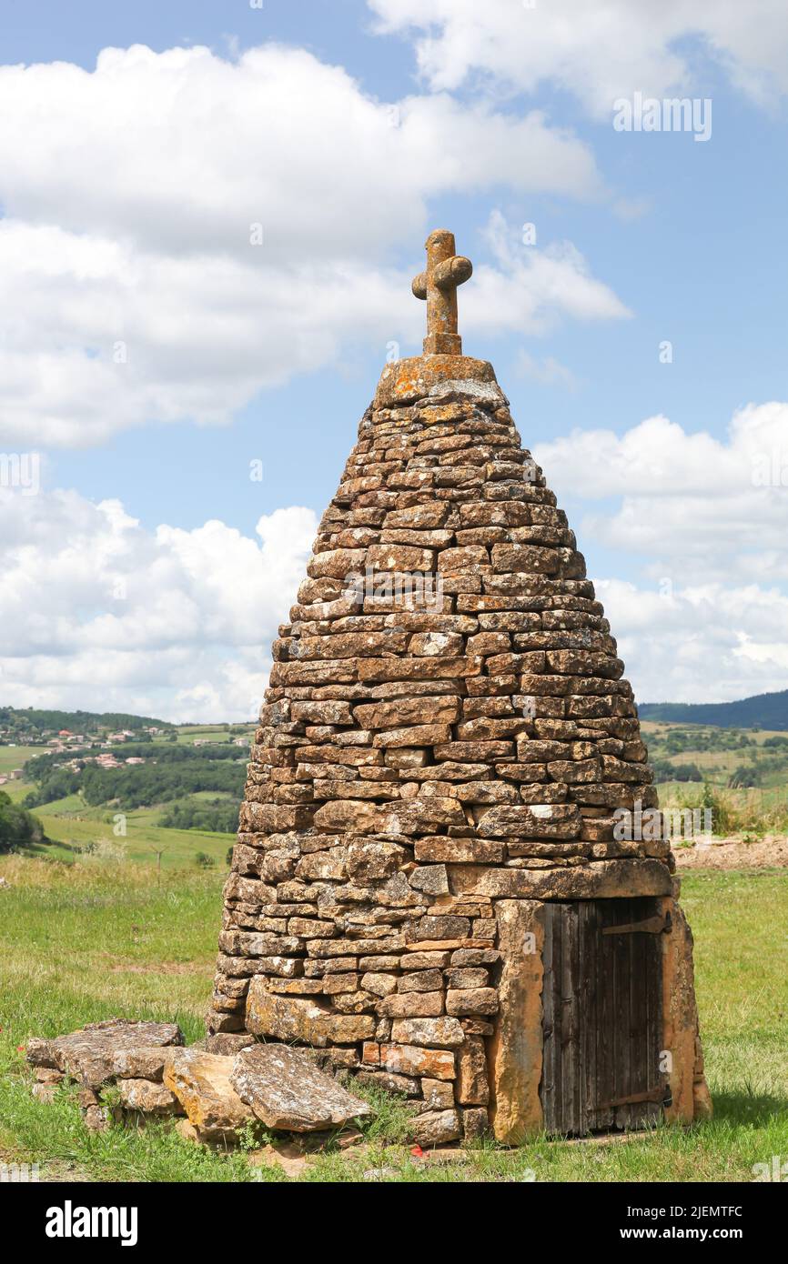 Sarrasine agua bien con una cruz religiosa en Ville sur Jarnioux, Beaujolais, Francia Foto de stock