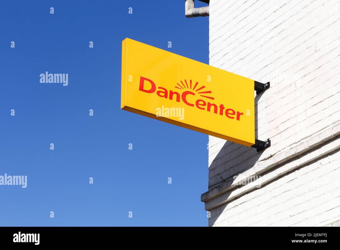 Juelsminde, Dinamarca - 9 de septiembre de 2016: Logotipo de DanCenter en la pared. DanCenter es un mercado de alquiler vacacional Foto de stock