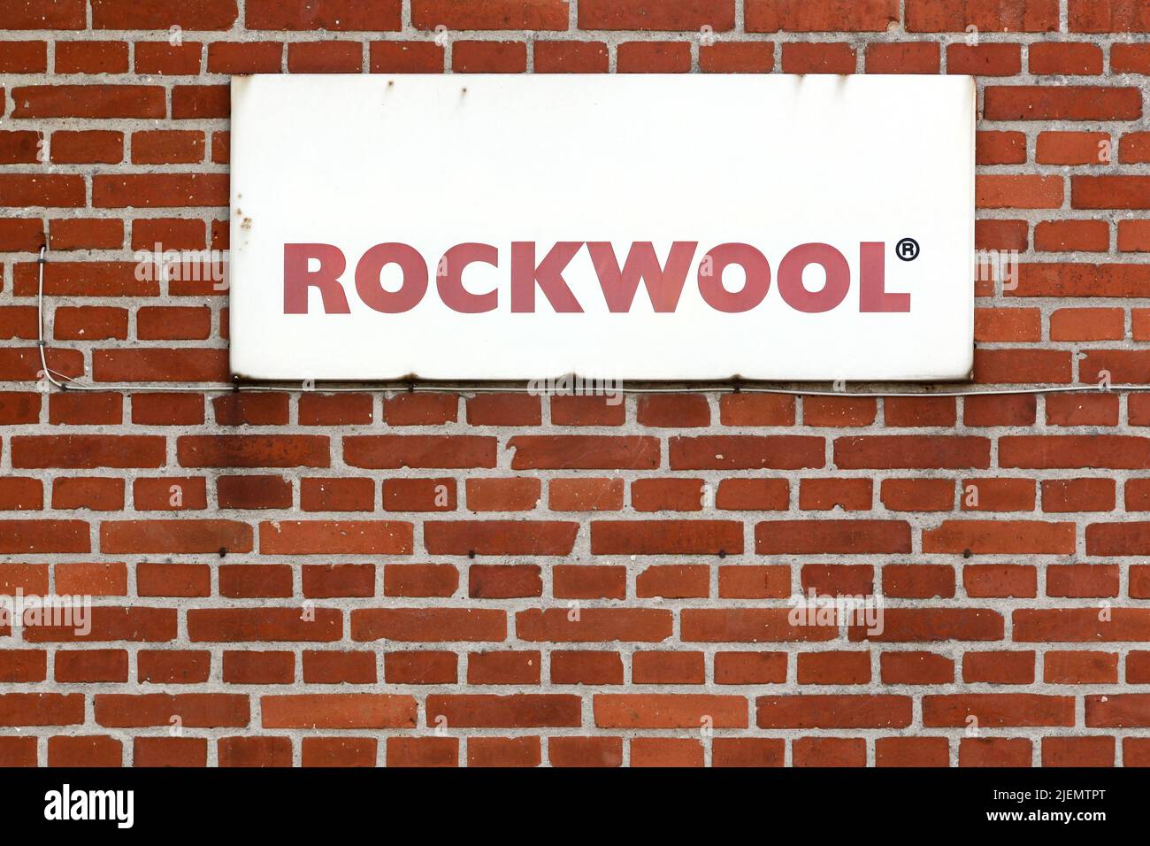 Nykobing, Dinamarca - Junio 12, 2016: Rockwool cartel en una pared. Rockwool, una empresa danesa, es la empresa líder en la creación de soluciones de eficiencia energética Foto de stock