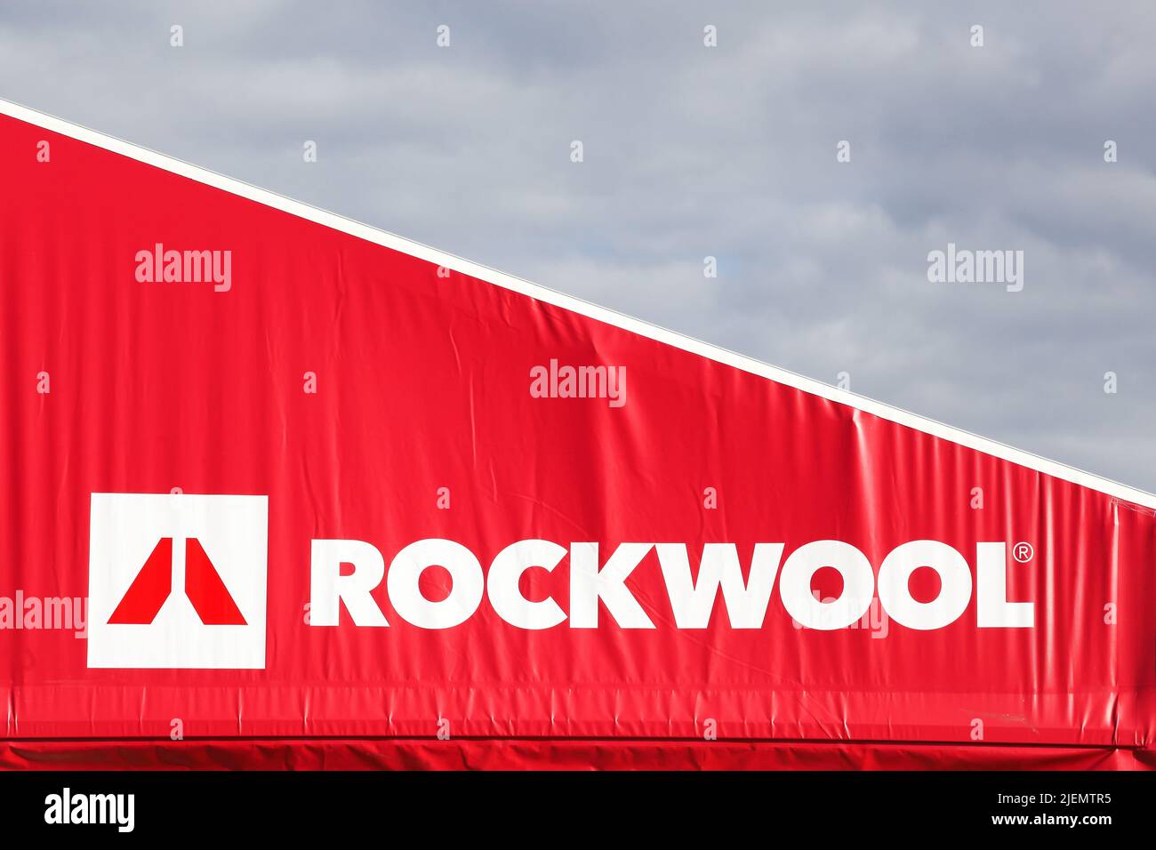 Aarhus, Dinamarca - 19 de agosto de 2021: Cartel de Rockwool en una pared. Rockwool, una empresa danesa, es el líder en soluciones de construcción eficientes energéticamente Foto de stock