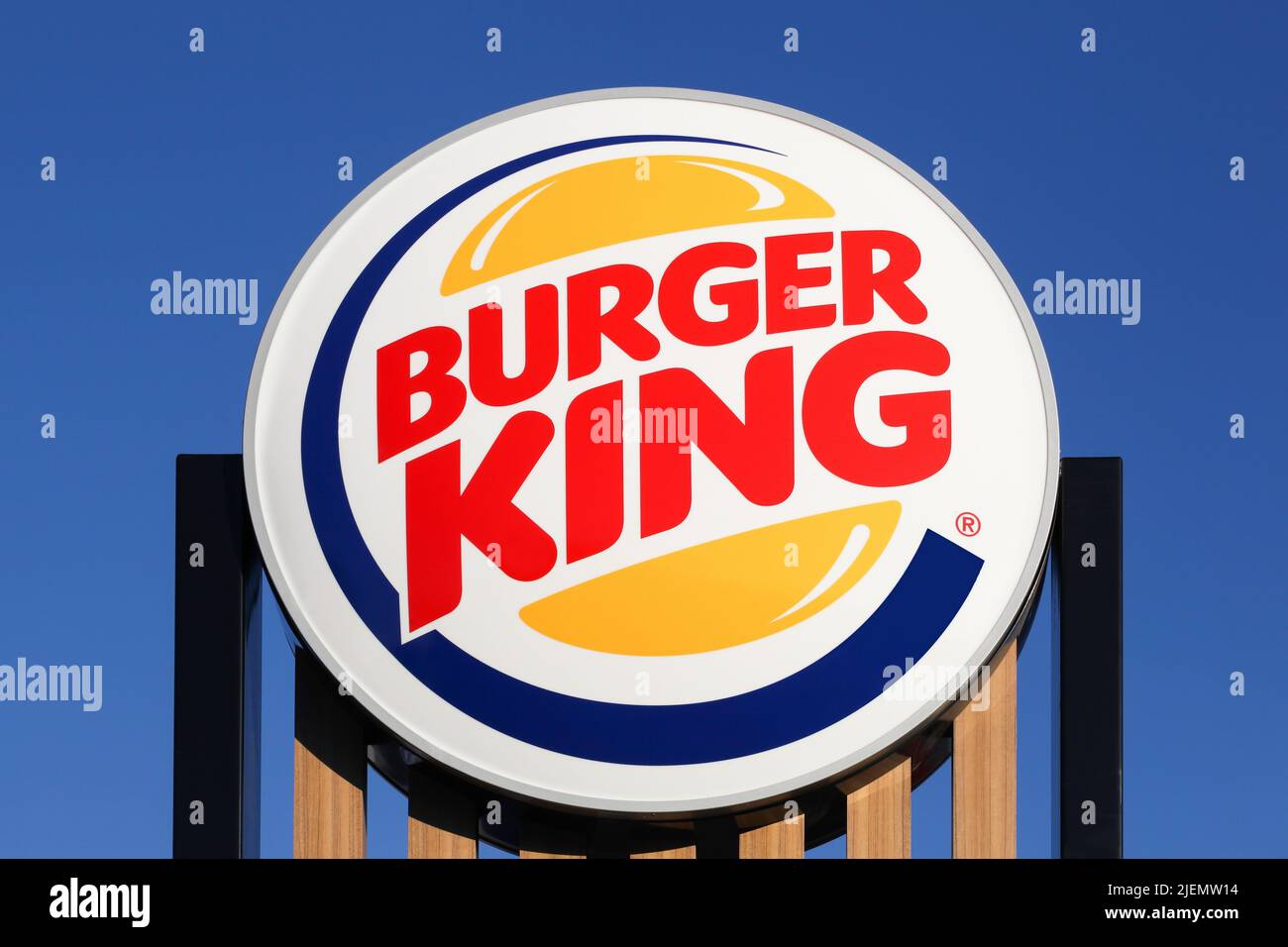 Villefranche, Francia - 13 de junio de 2021: Burger King es una cadena mundial de restaurantes de comida rápida hamburguesa Foto de stock