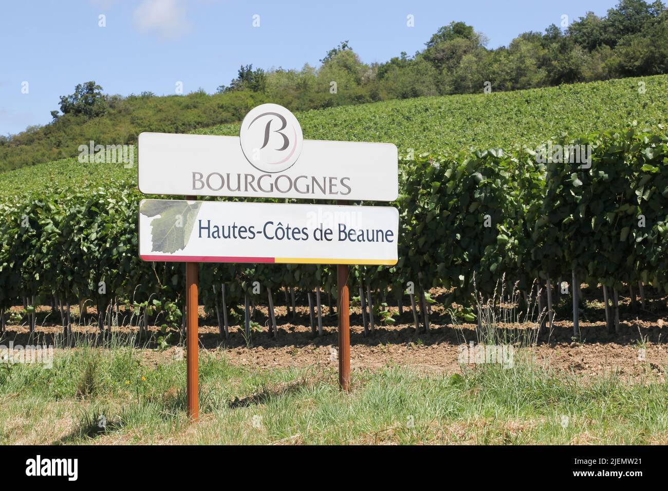 La Rochepot, Francia - 5 de julio de 2020: Señal de carretera Hautes-Cotes de Beaune, vino de Borgoña, Francia Foto de stock