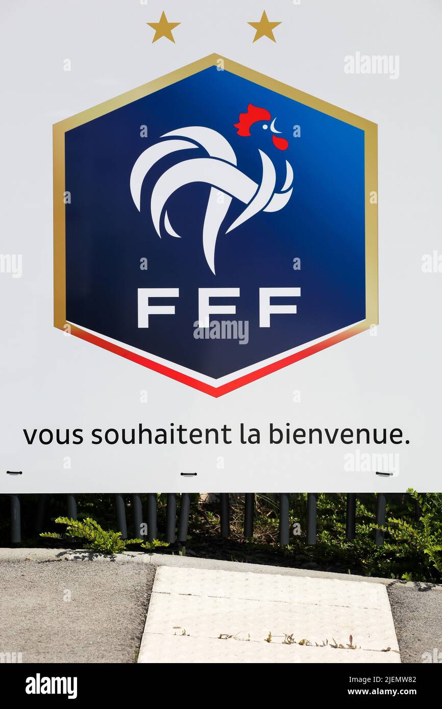Macon, Francia - 3 de junio de 2021: Emblema del equipo nacional de fútbol francés y la federación en una pared Foto de stock
