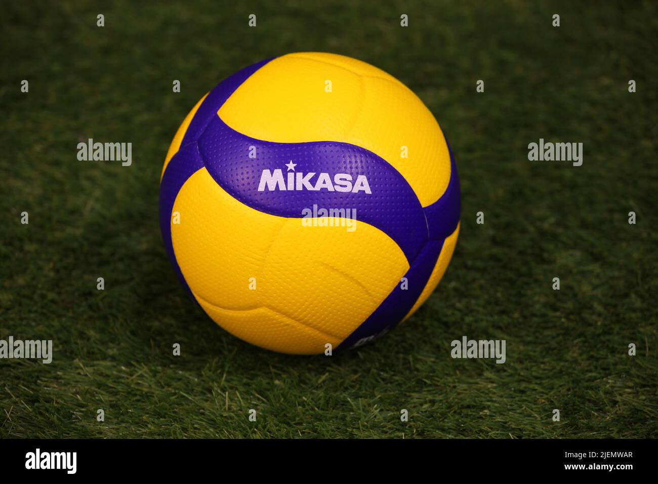 Aarhus, Dinamarca - 4 de marzo de 2022: Balón de voleibol Mikasa. Mikasa es una empresa japonesa de equipamiento deportivo fundada en 1917 Foto de stock