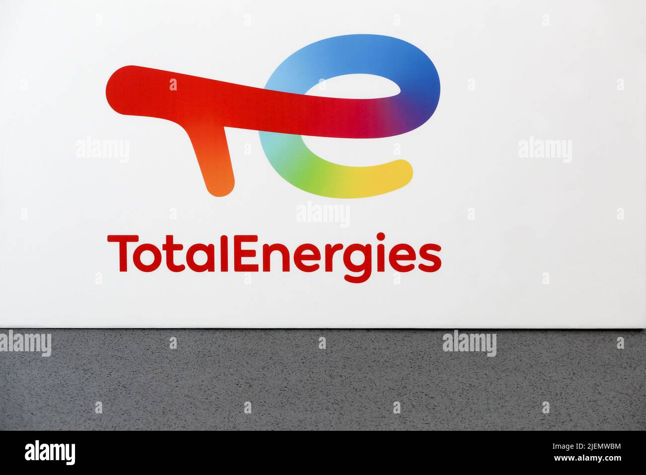 Aarhus, Dinamarca - 8 de octubre de 2021: Logotipo de TotalEnergies en una pared. TotalEnergies es una empresa francesa de producción y suministro de energía a nivel mundial Foto de stock
