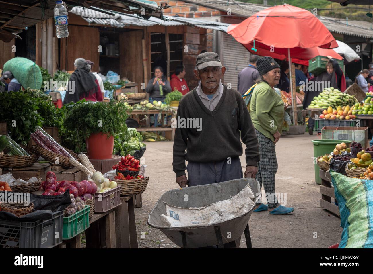 Campesino adulto mayor que trabaja en el mercado rural. Pasto, Nariño. Foto de stock