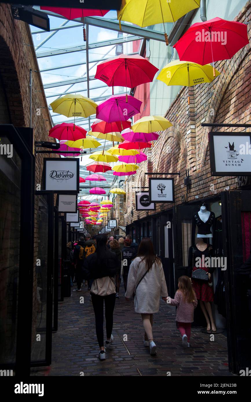 Pasarela paraguas en Camden Market, Londres Fotografía de stock - Alamy