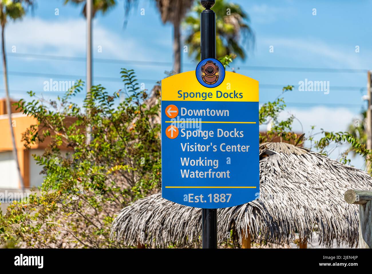 Tarpon Springs, EE.UU. - 4 de octubre de 2021: La ciudad griega de Tarpon Springs, Florida con el cartel en la calle de la carretera para los muelles de esponja, el centro de la ciudad, el centro de visitantes, An Foto de stock