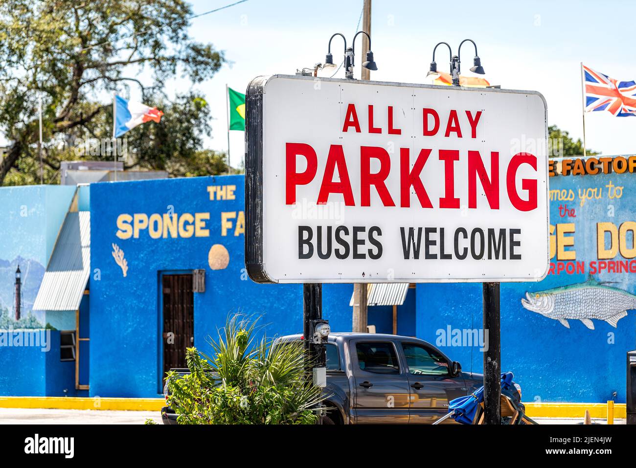 Tarpon Springs, EE.UU. - 4 de octubre de 2021: Pueblo griego de Tarpon Springs, Florida con signo en la calle de la carretera para todo el día de aparcamiento y autobuses de bienvenida por famosos Foto de stock