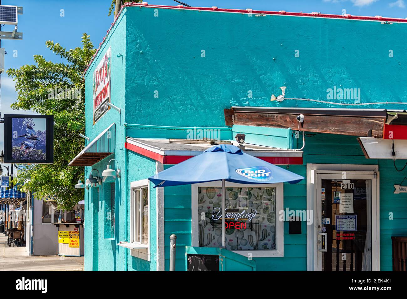 Tarpon Springs, EE.UU. - 4 de octubre de 2021: Colorida arquitectura azul turquesa en la pequeña calle griega europea de la ciudad en Florida signo de muelle frente al mar Foto de stock