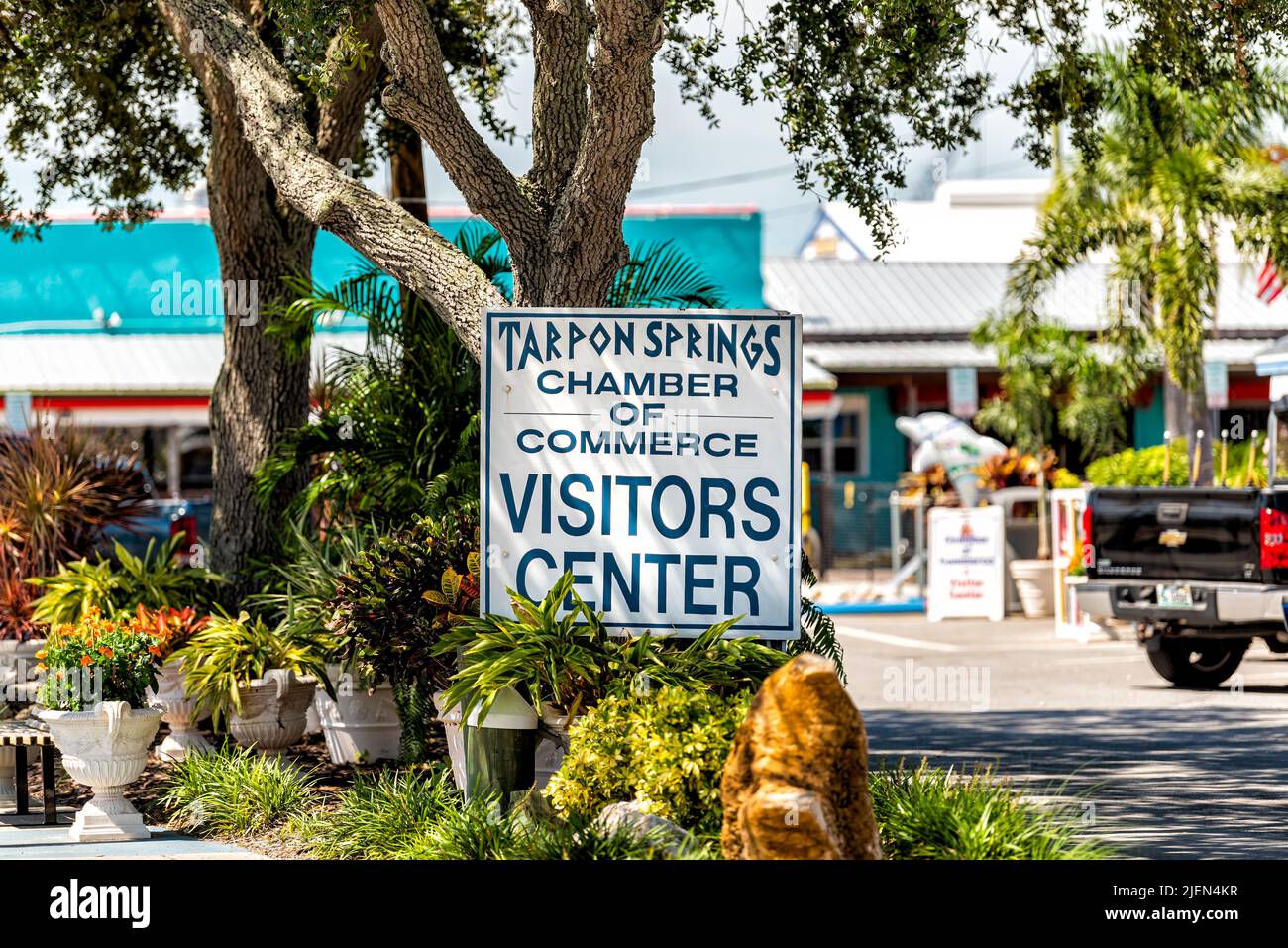Tarpon Springs, EE.UU. - 4 de octubre de 2021: Colorido azul blanco griego pequeño pueblo europeo en Florida soleado día signo de la Cámara de Comercio en los visitantes Cen Foto de stock