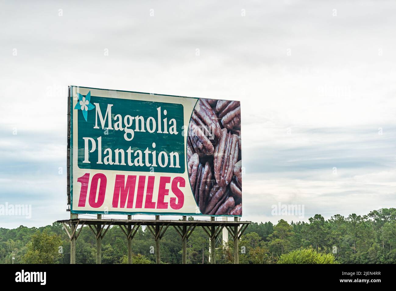 Adel, EE.UU. - 5 de octubre de 2021: Vista de la interestatal i-75 en Georgia para la plantación Magnolia en 10 millas de distancia en Tifton, una tienda de descanso para gif Foto de stock