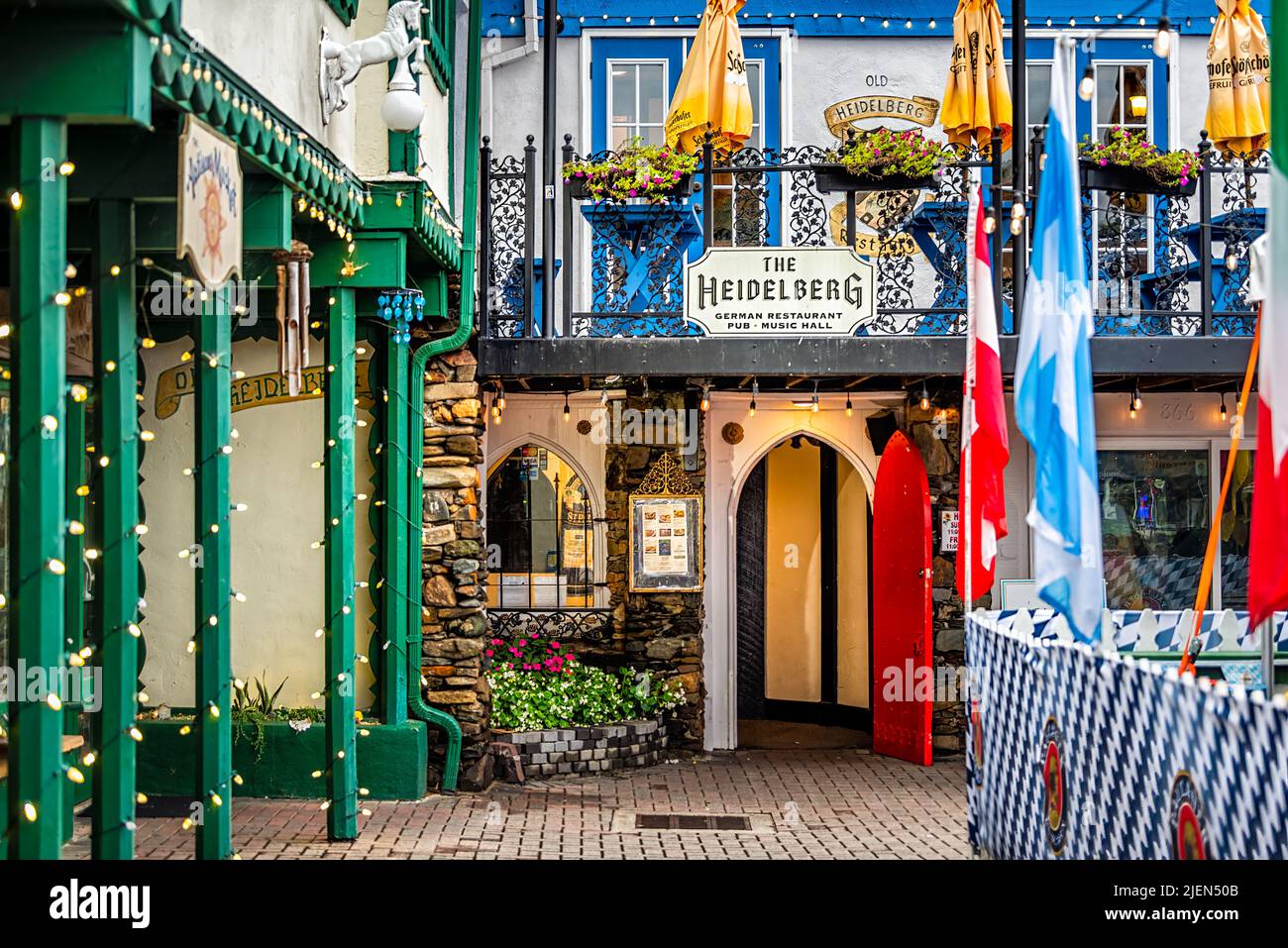 Helen, EE.UU. - 5 de octubre de 2021: Pueblo bávaro de Helen, Georgia, con la arquitectura tradicional azul de la entrada del restaurante alemán Heidelberg durin Foto de stock