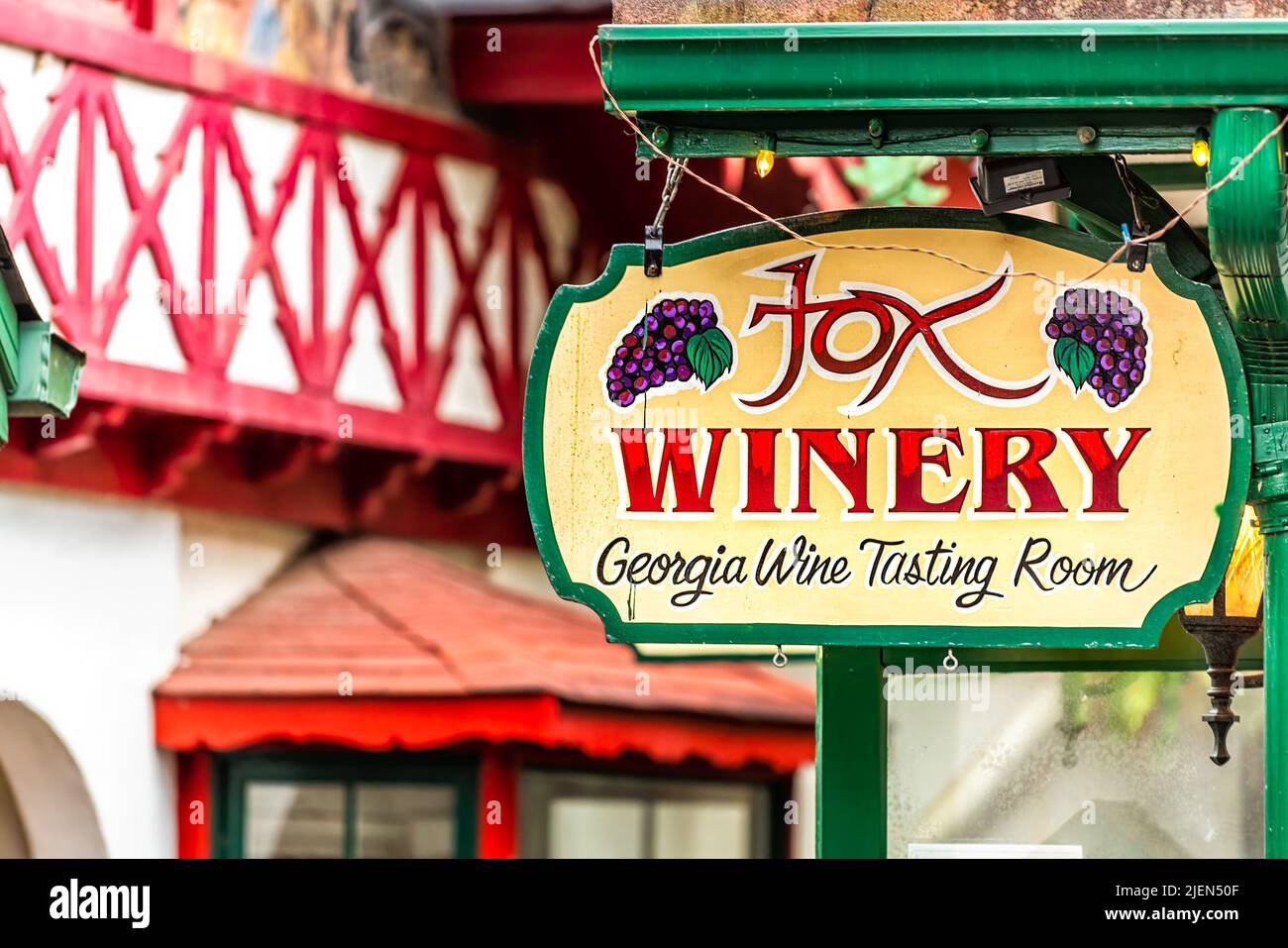 Helen, EE.UU. - 5 de octubre de 2021: Pueblo bávaro de Helen, Georgia con la arquitectura tradicional signo de construcción de colores para Fox Winery Wine Tasting Room Foto de stock
