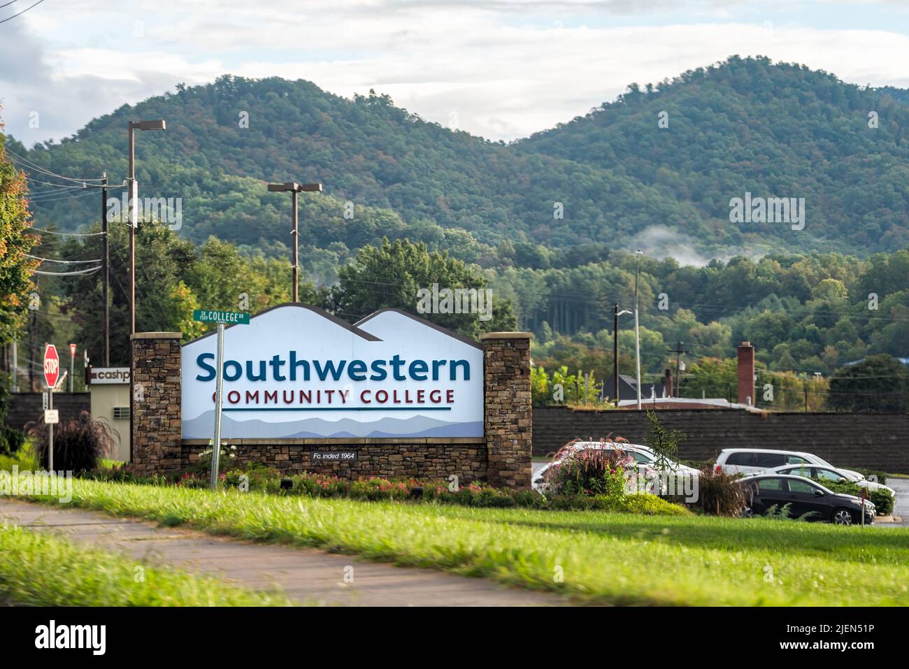 Sylva, EE.UU. - 6 de octubre de 2021: Cartel de entrada a la Universidad de Southwestern Community College en Sylva, Carolina del Norte, en las montañas Blue Ridge Great Smoky Foto de stock