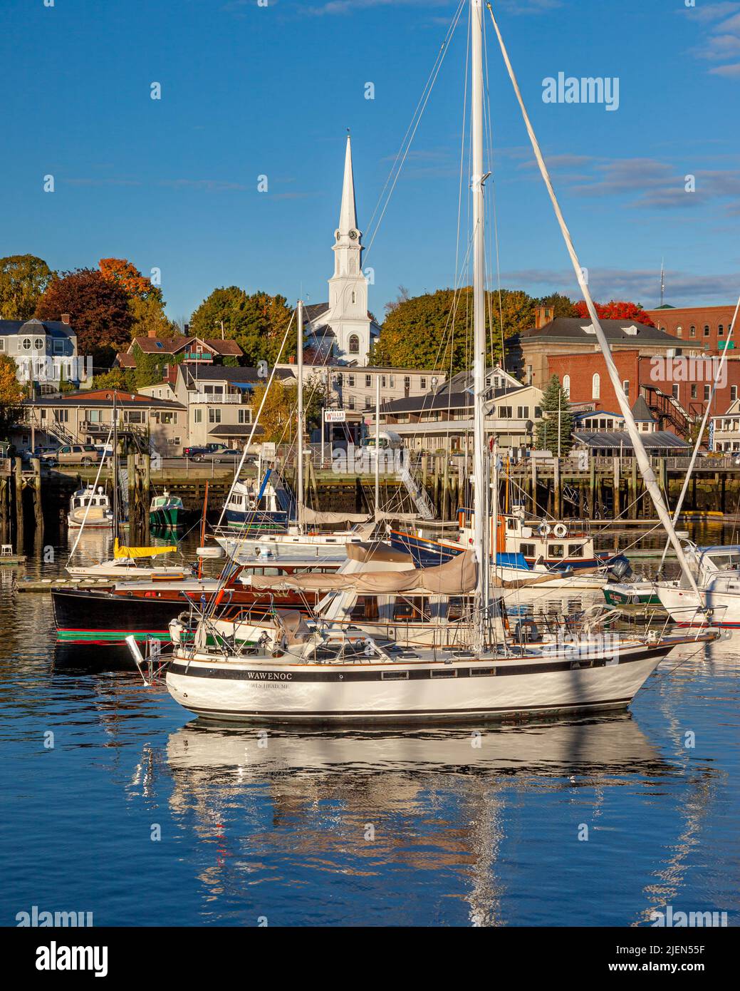 Mañana de otoño en el Camden Camden Harbor, Maine, EE.UU. Foto de stock