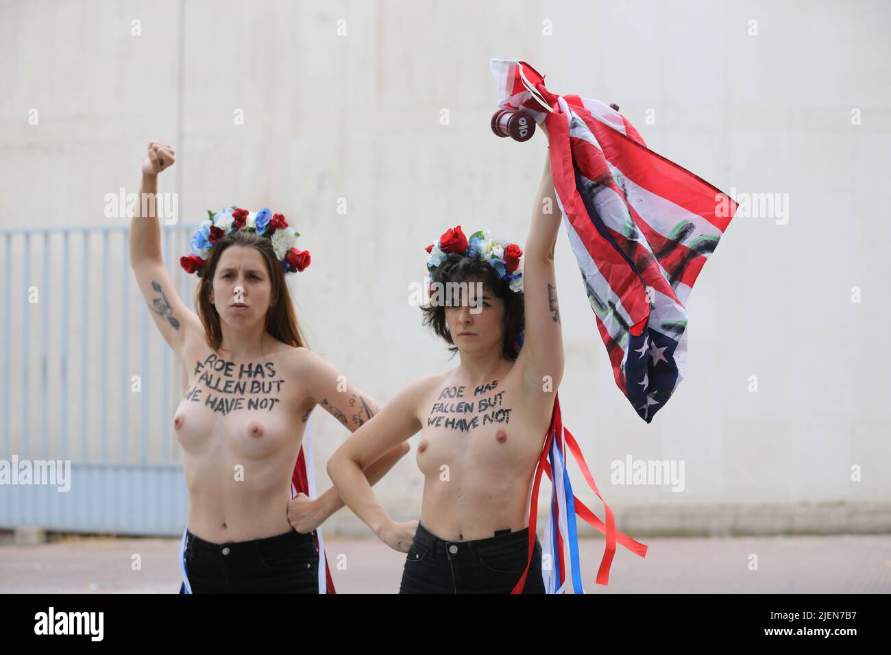 Madrid, España. 27th de junio de 2022. Miembros del grupo activista de mujeres Femen protestan con una pancarta que dice 'El aborto es sagrado' frente a la embajada de Estados Unidos en Madrid, España, el 27 de junio de 2022, tras la decisión de la Corte Suprema de Estados Unidos de poner fin al derecho constitucional al aborto. Crédito: Isabel Infantes/Alamy Live News Foto de stock
