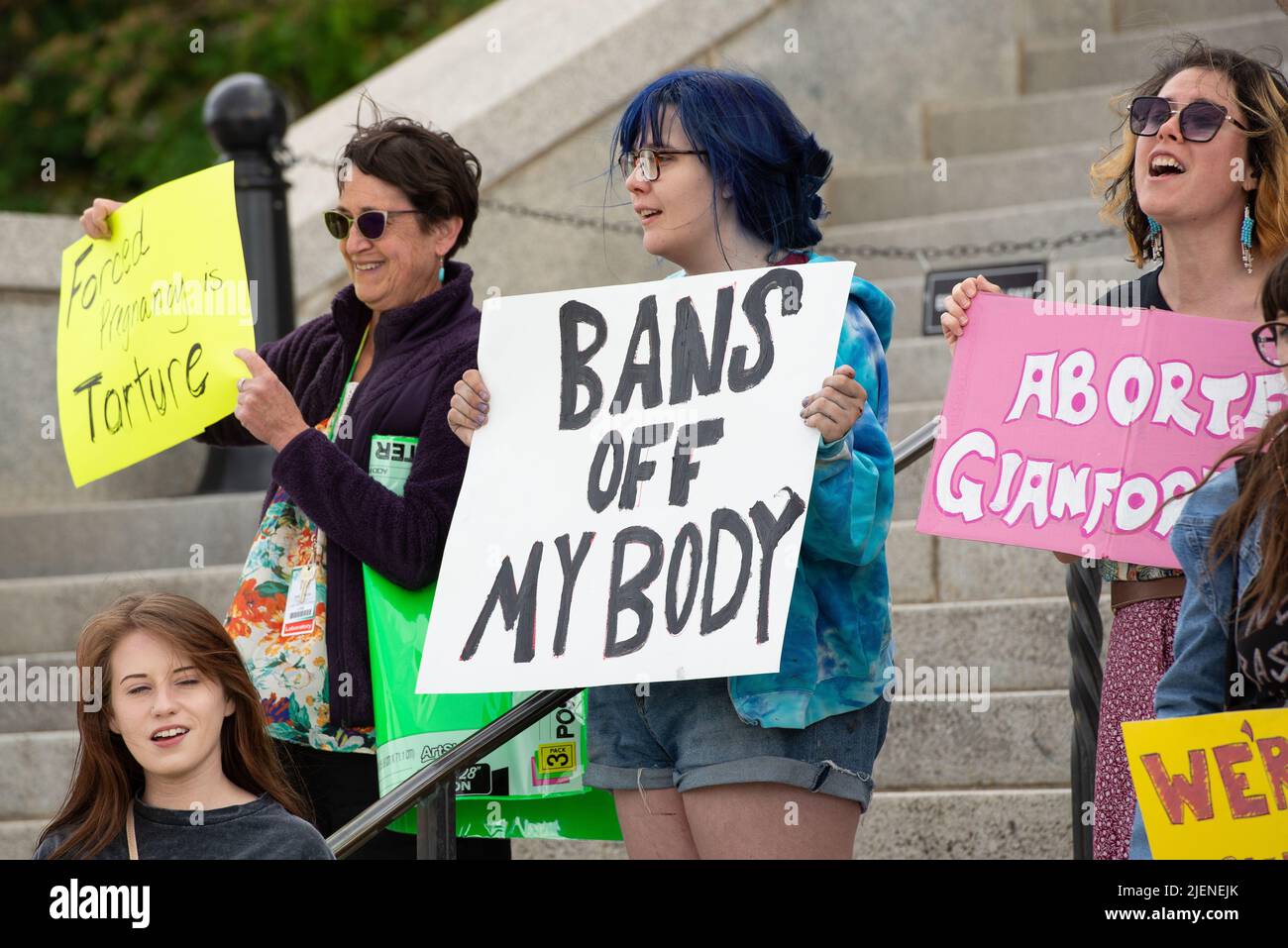 Helena, Montana - 24 de junio de 2022: Las mujeres que protestan en el capitolio del estado contra la prohibición del aborto por la Corte Suprema, sacan mi cuerpo, sosteniendo mi cuerpo por mi elección Foto de stock
