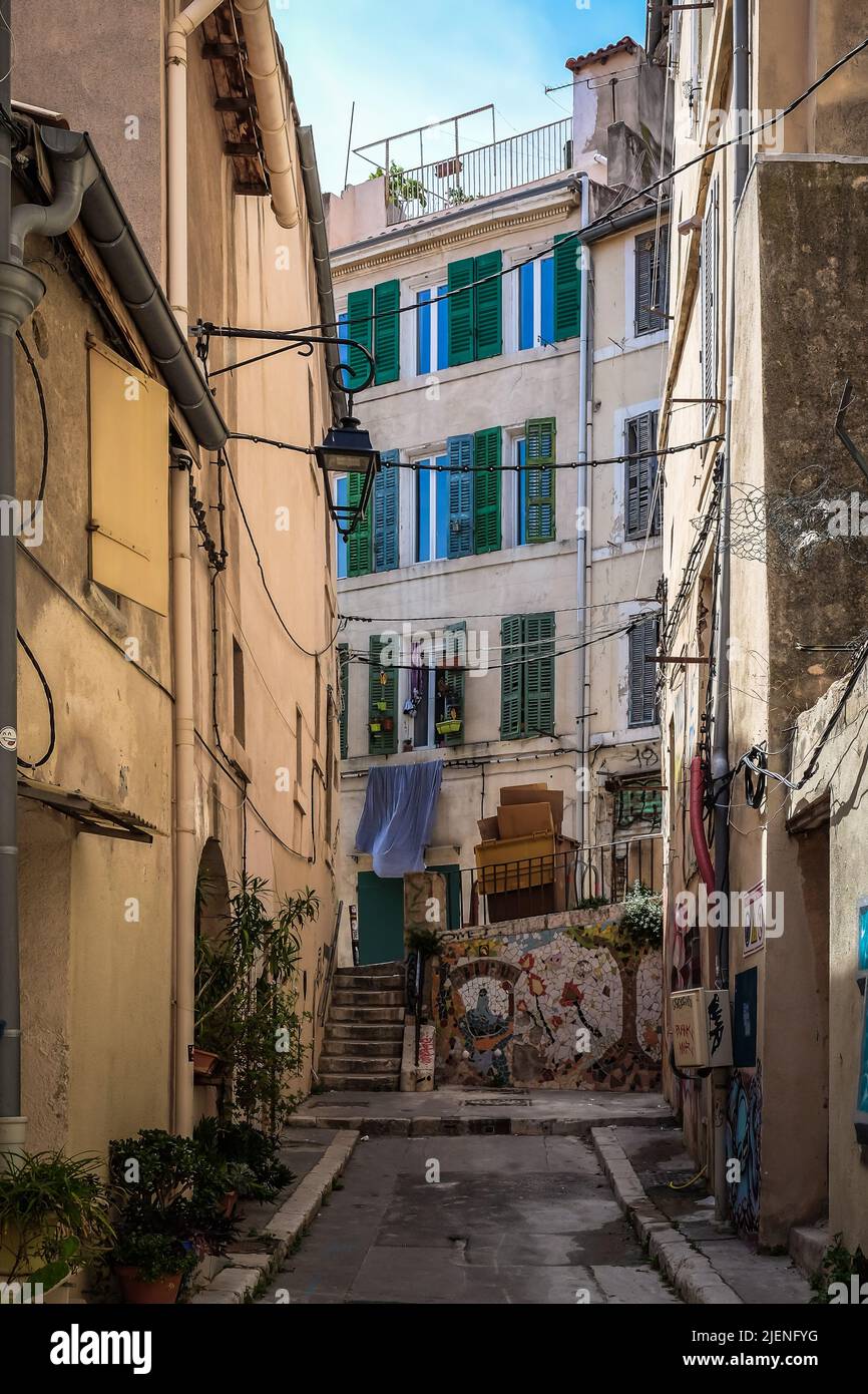 Marsella, Francia, 2022 de mayo, vista de una calle sin salida en el distrito de Le Panier Foto de stock