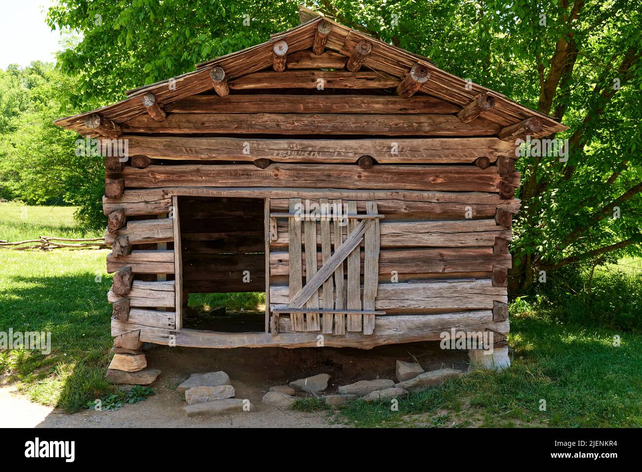 Antiguo edificio de madera rústica utilizado como una casa de secado de tabaco o granero de tabaco en Cades Cove Tennessee, Estados Unidos. Foto de stock