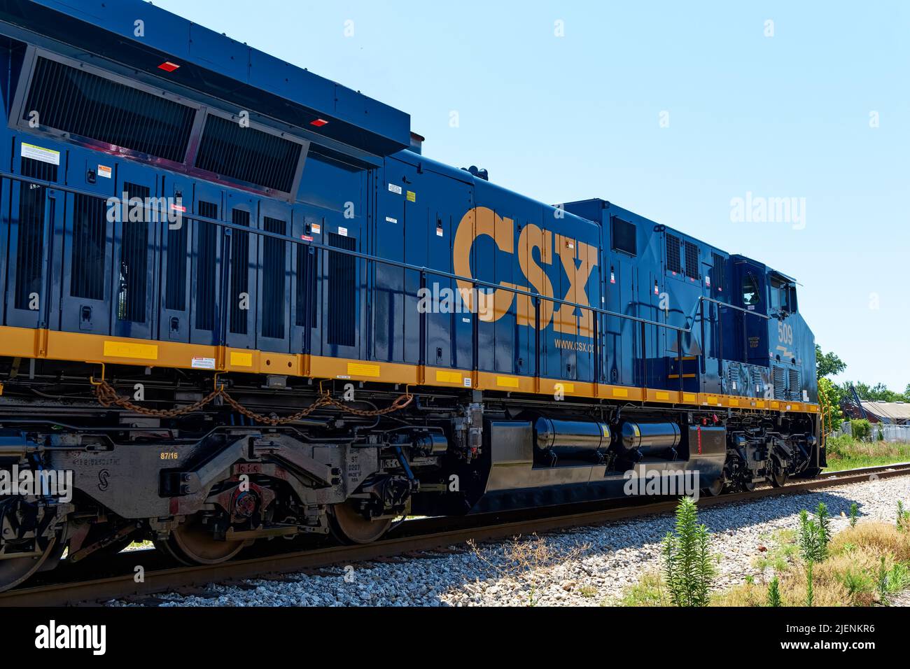 CSX Locomotora o motor diesel de transporte, un GE AC4400CW, en la línea principal de ferrocarril a través de Montgomery Alabama, EE.UU. Foto de stock
