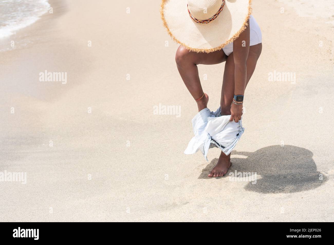 Dar Platillo eslogan Mujer quitándose la ropa fotografías e imágenes de alta resolución - Alamy