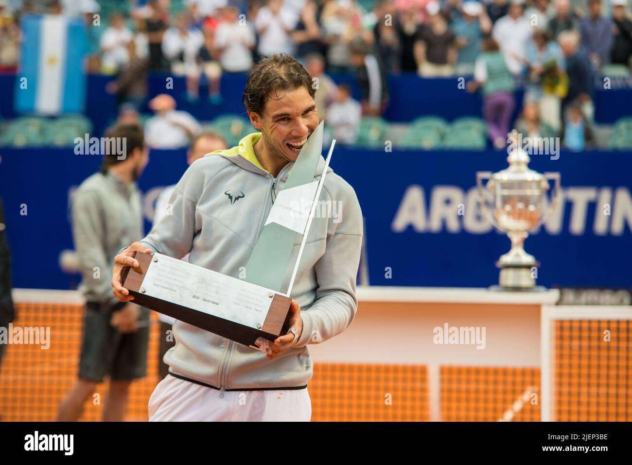 Rafael Nadal celebra un nuevo título de la ATP 250. Foto de stock