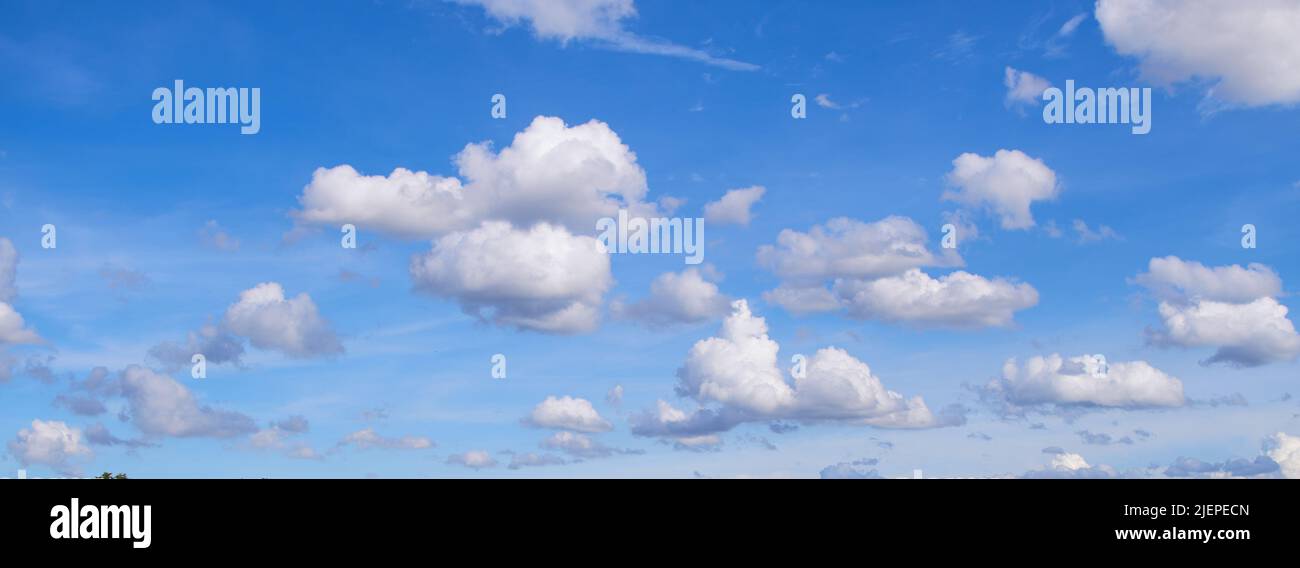 Las suaves nubes con el cielo azul Foto de stock