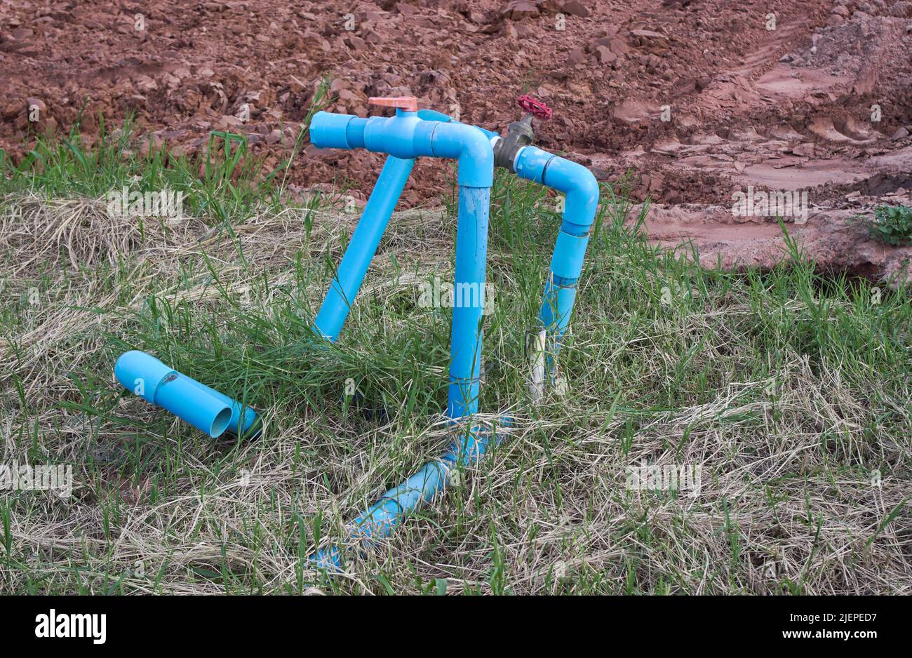 Las válvulas y los tubos en el campo agrícola Foto de stock