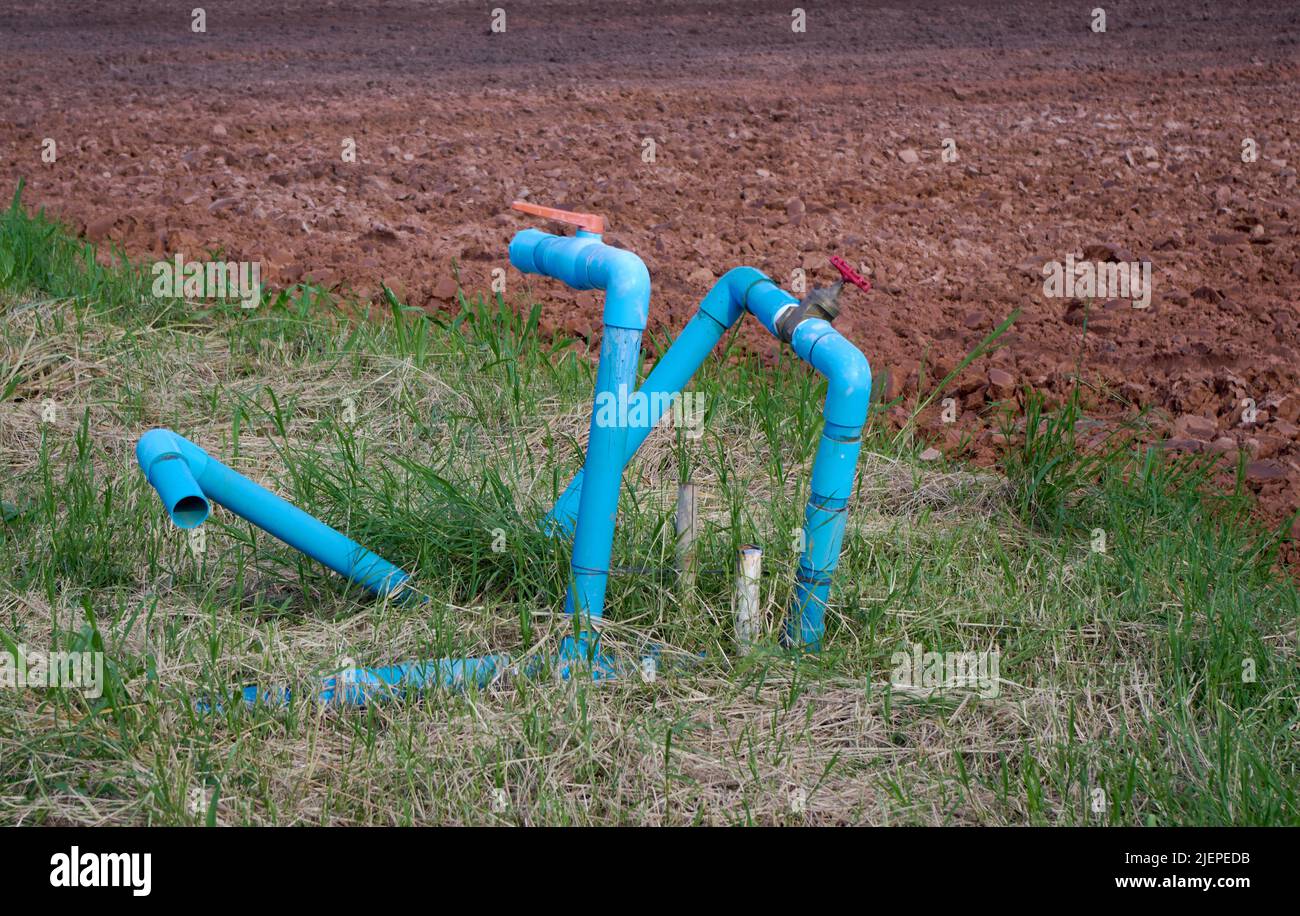 Las válvulas y los tubos en el campo agrícola Foto de stock