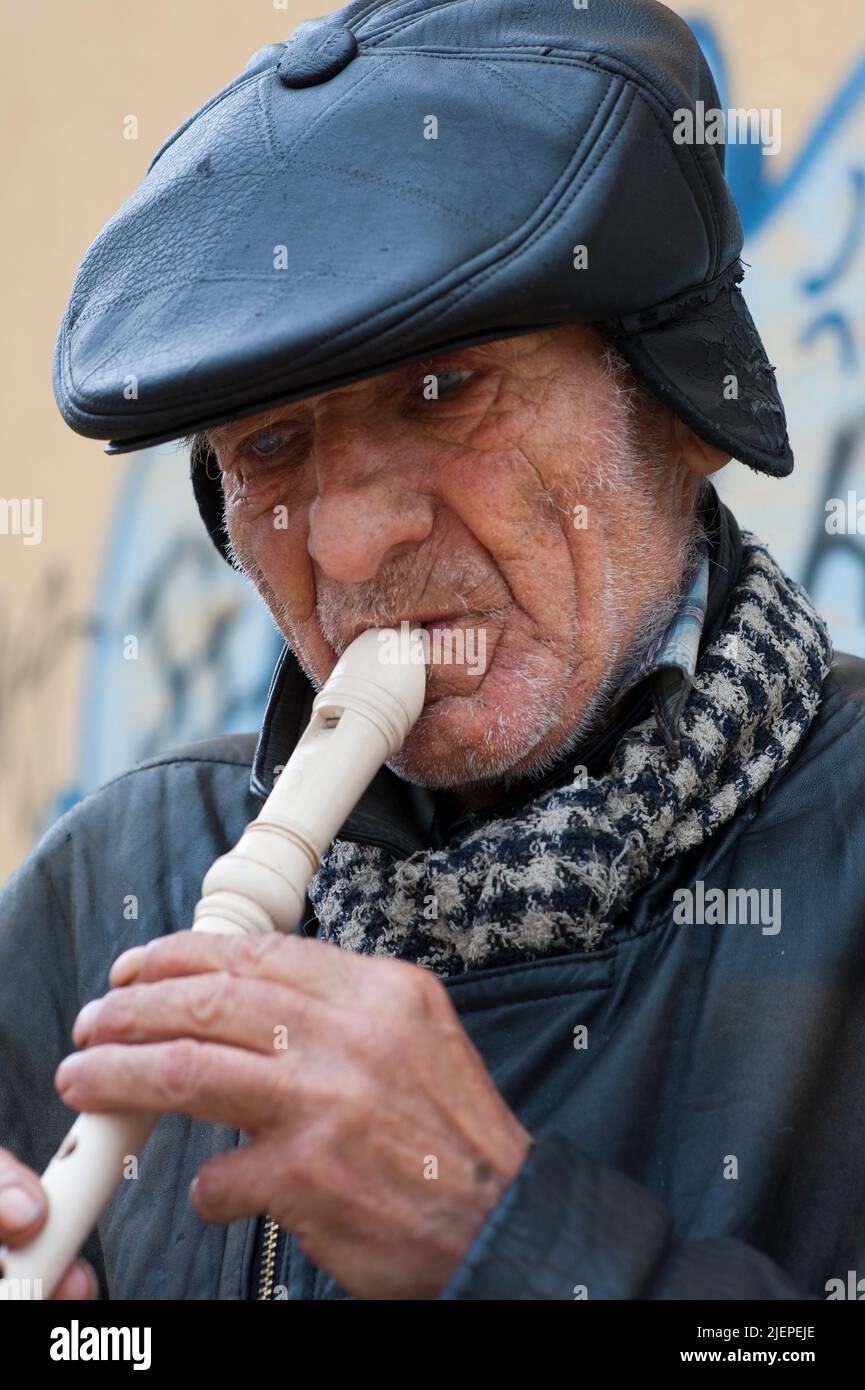 Sofía, Bulgaria. Adulto mayor, varón caucásico tocando la flauta en las  calles de la capital búlgara. Puesto que las pensiones y otros tipos de  bienestar financiero para los ancianos apenas existen, muchos