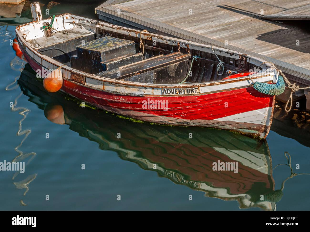 Pequeño barco de pesca rojo, llamado 'Adventure' en el puerto de Scarborough, North Yorkshire, Inglaterra Foto de stock