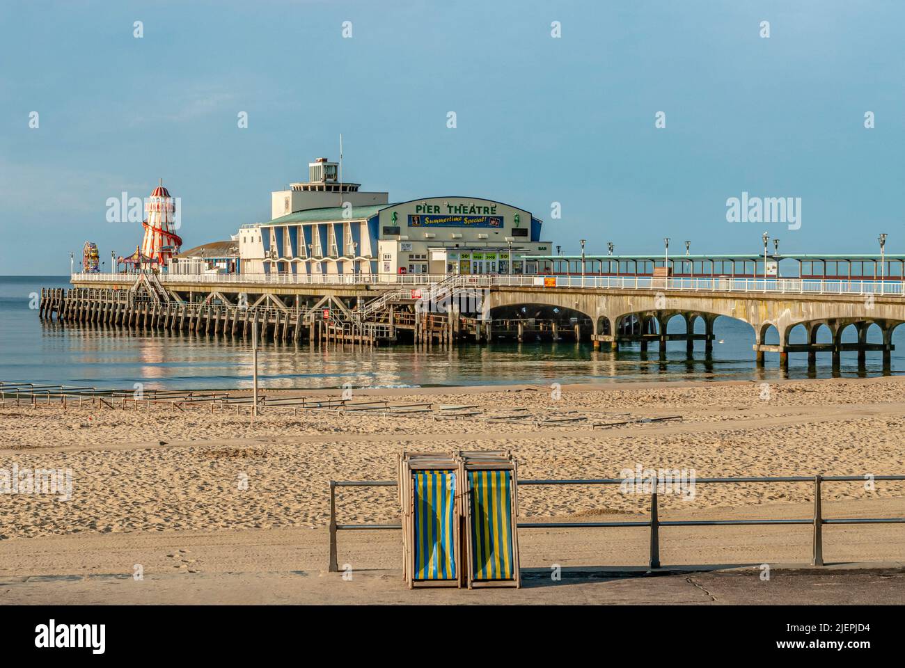 Bournemouth Pier en el popular complejo costero de Bournemouth en East Sussex, Inglaterra del Sur. Foto de stock