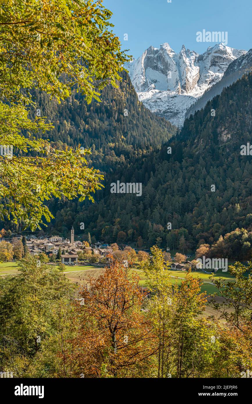 Pueblo Bondo en Val Bregaglia/Bergell, Grisons, Suiza, con el Penz Cengalo al fondo Foto de stock